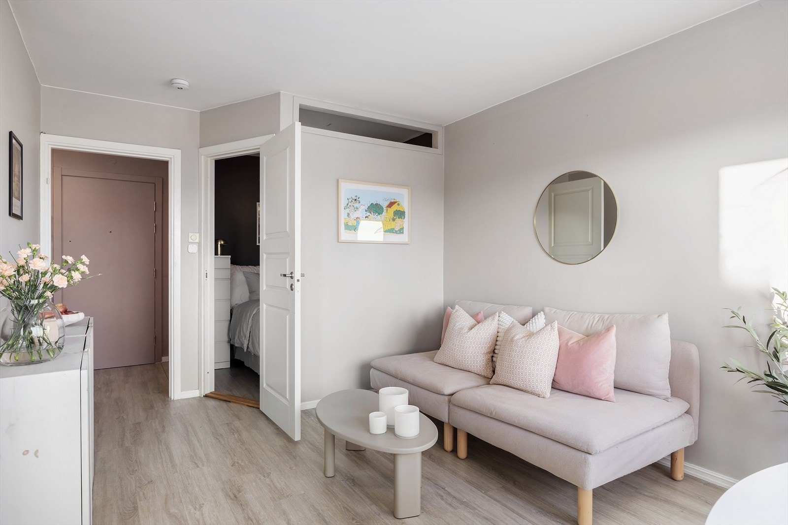 Stuen har plass til både spisegruppe og tv-krok. Galleribilde