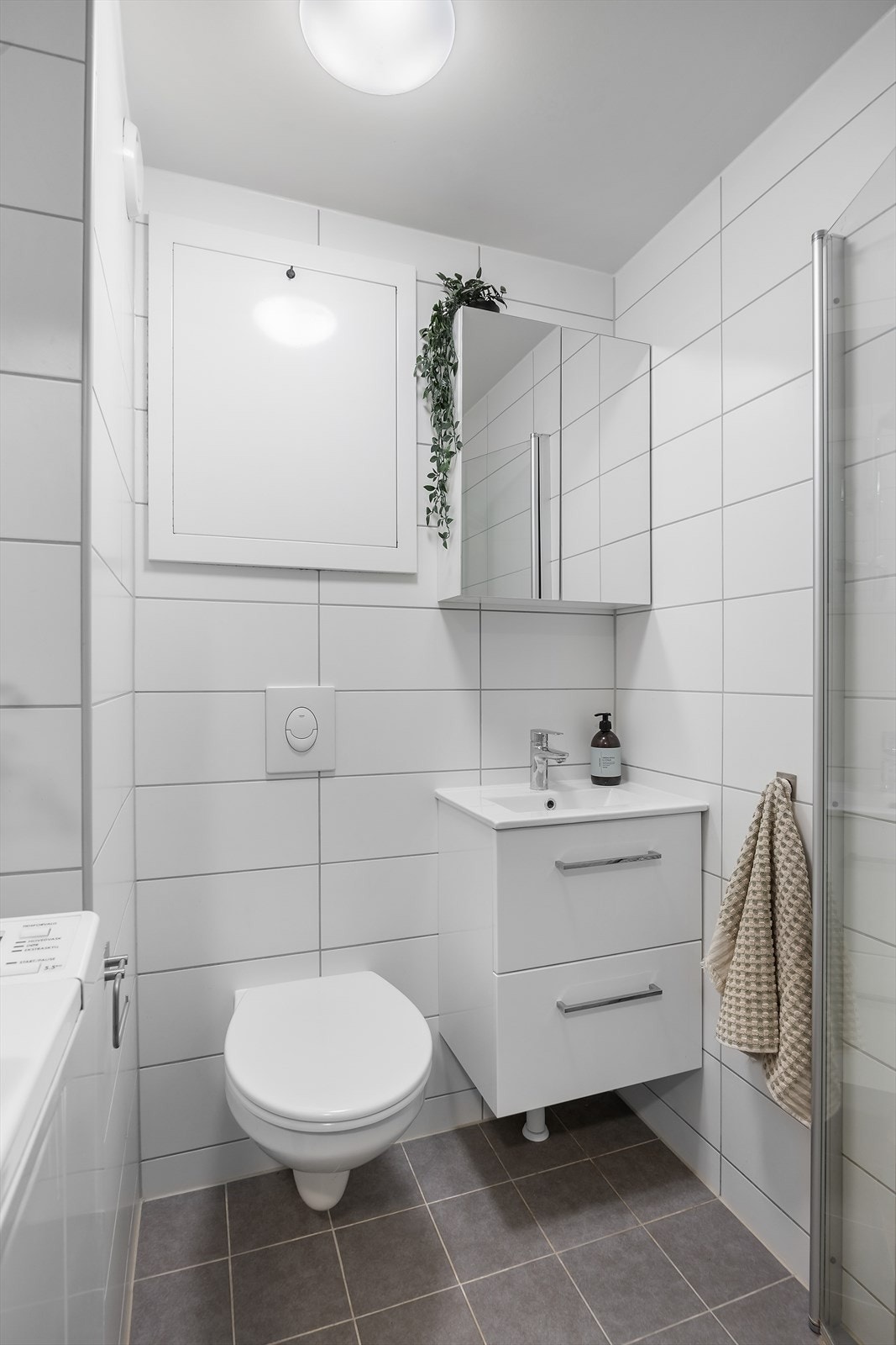 Badet har innredning med nedfelt servant,
veggmontert toalett, dusjvegger/hjørne og opplegg for vaskemaskin. Rommet har elektriske varmekabler. Galleribilde