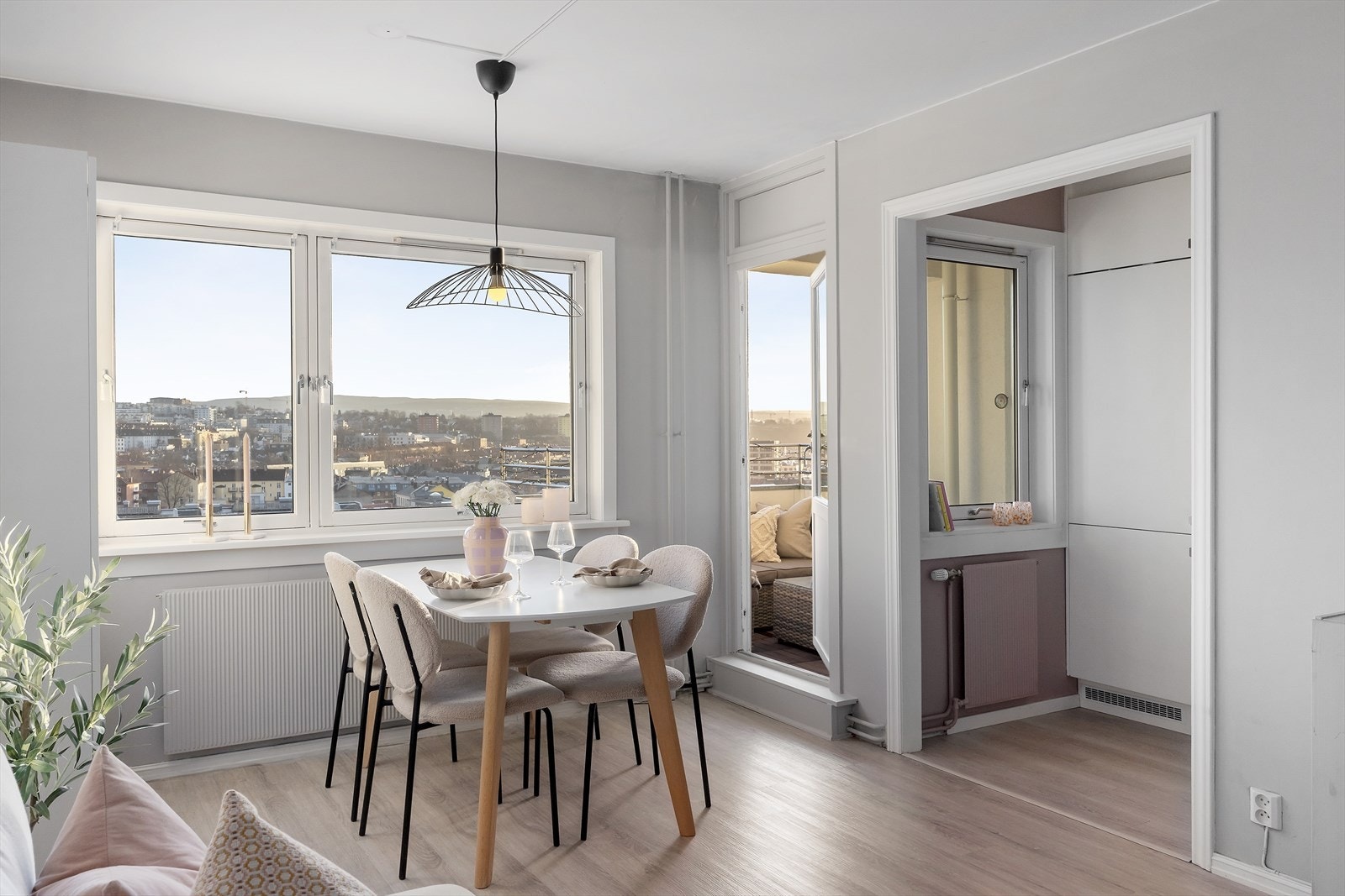 Utgang til balkong. Galleribilde