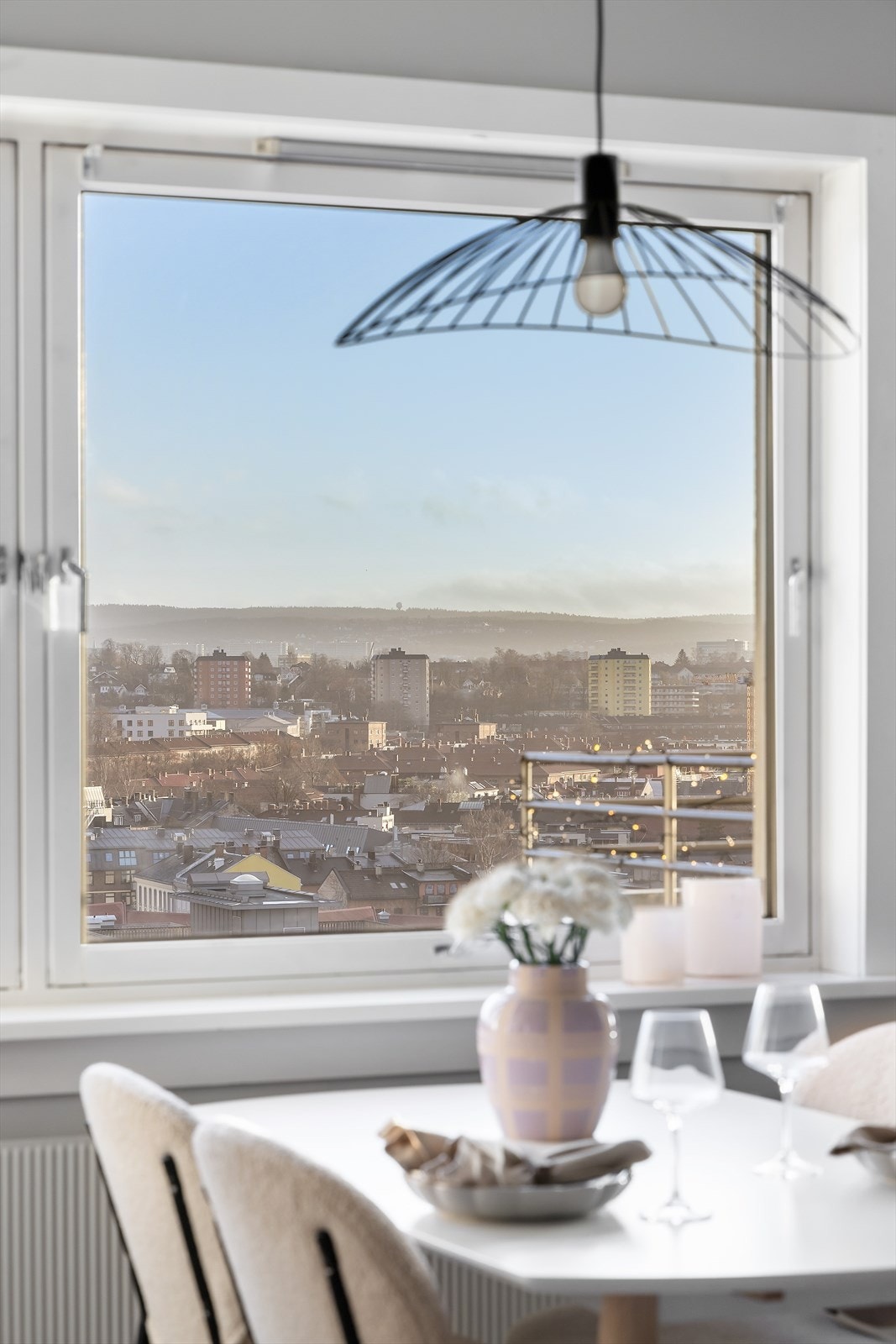 Stor vindusflate gir flott lysinnslipp ved spisebordet. Galleribilde