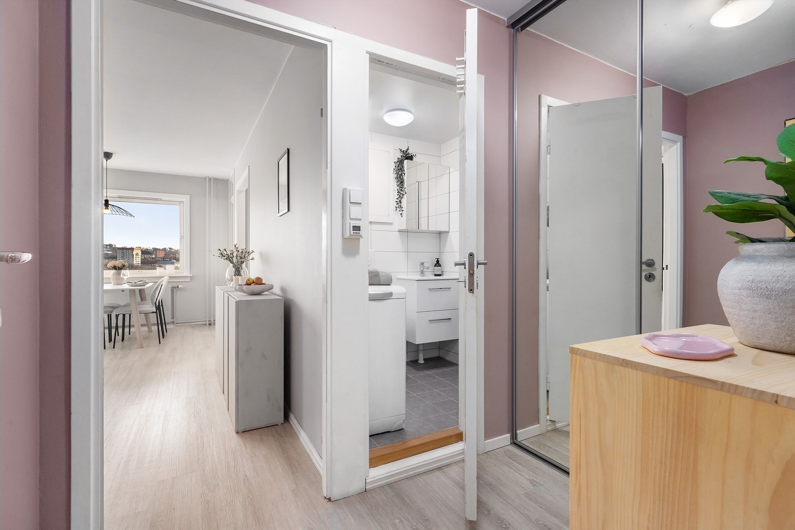 Lekre farger og garderobeskap i entre. Galleribilde