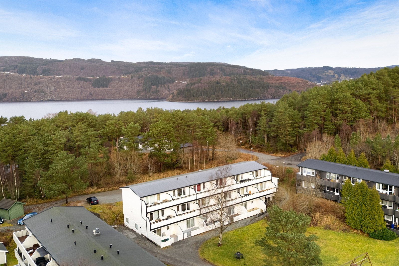 Området kombinerer landlig og grønn natur med gode urbane fasiliteter - perfekt for deg som ønsker å bo i fredelige omgivelser samtidig som du har kort vei til det meste. Galleribilde