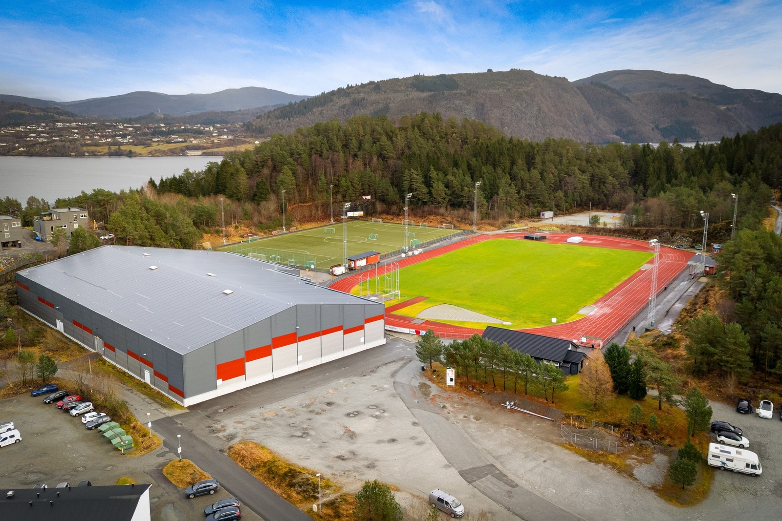 Boligen ligger også nær idrettsanlegget Leikvang Stadion og turmuligheter mot Breisteinfjellet. Galleribilde