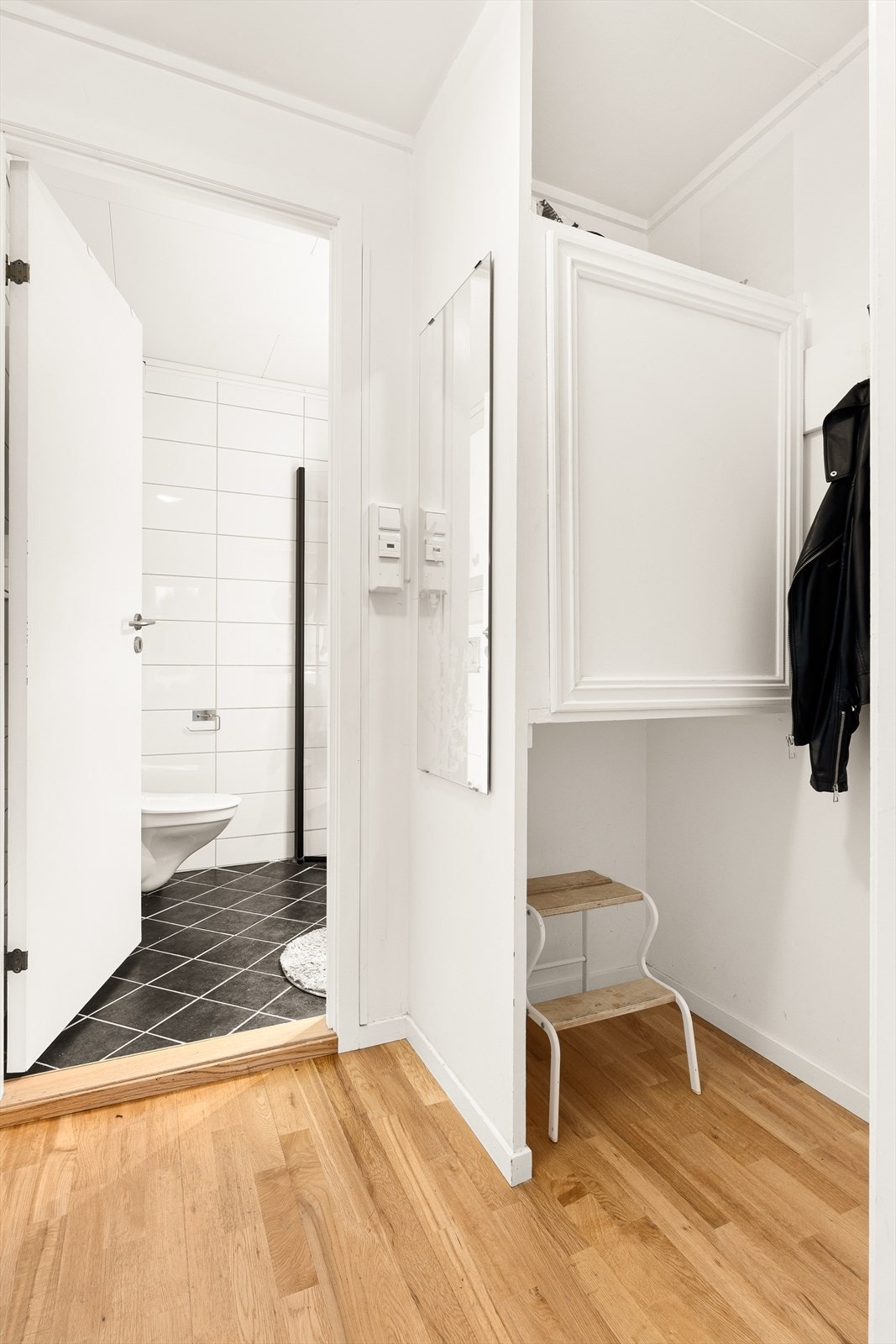 Gangen leder videre til leilighetens bad. Galleribilde