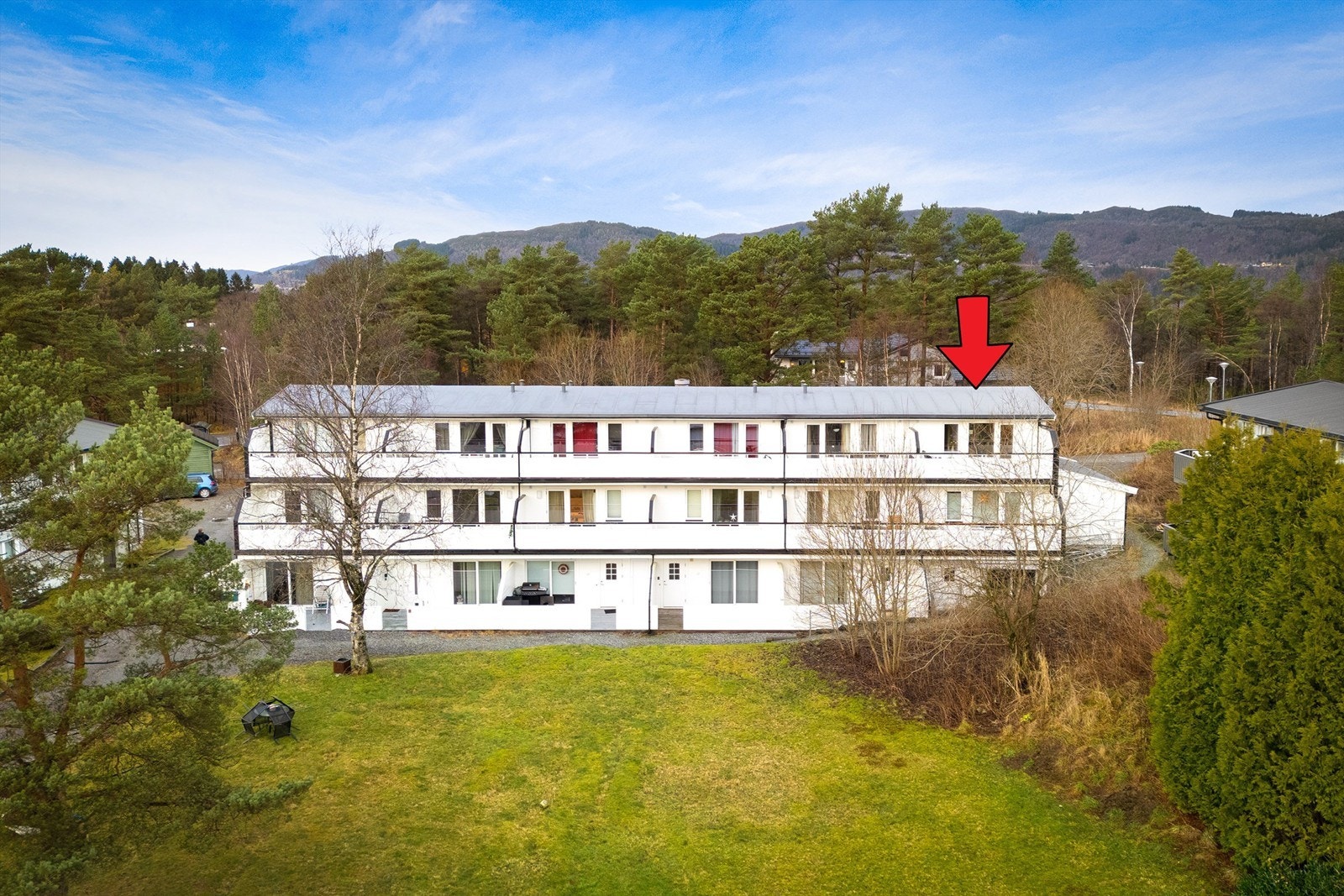 Idyllisk og fredfull beliggenhet med store fellesarealer. Medfølger også ekstern sportsbod og utvendig parkeringsplass. Galleribilde