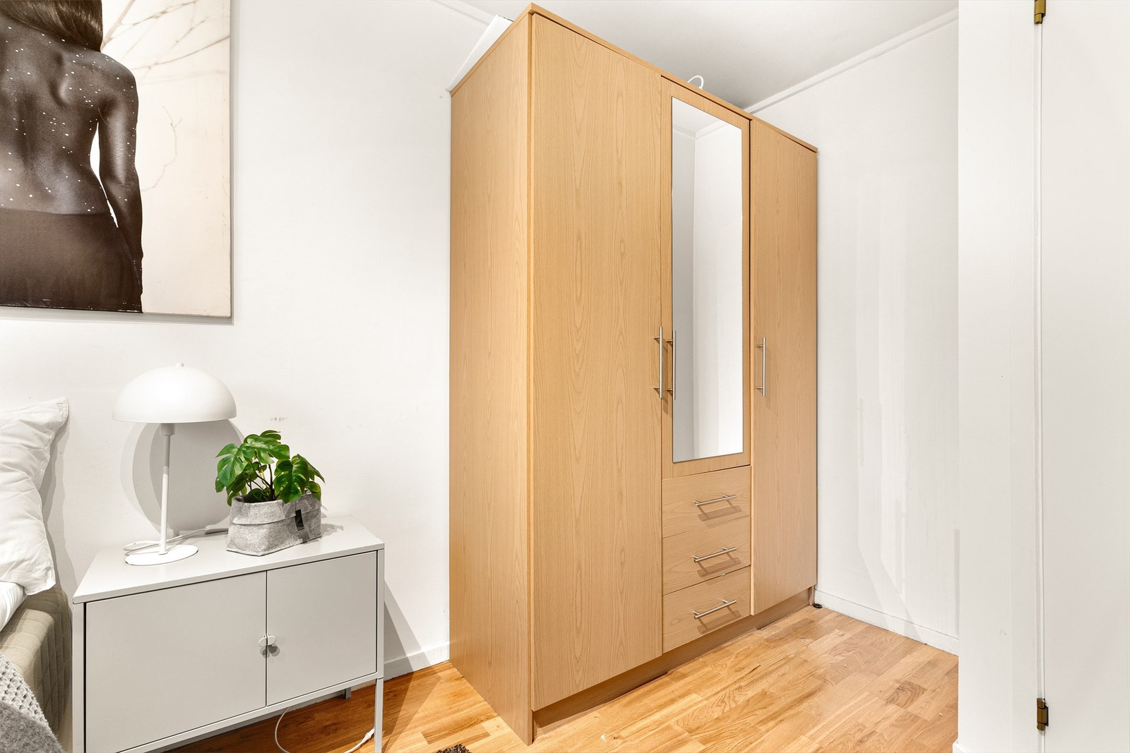 Garderobeskap medfølger. Galleribilde