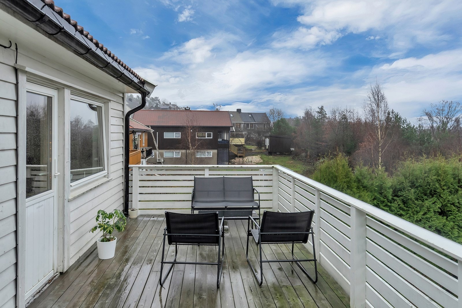 Utgang til solrik terrasse med trapp ned til hagen Galleribilde