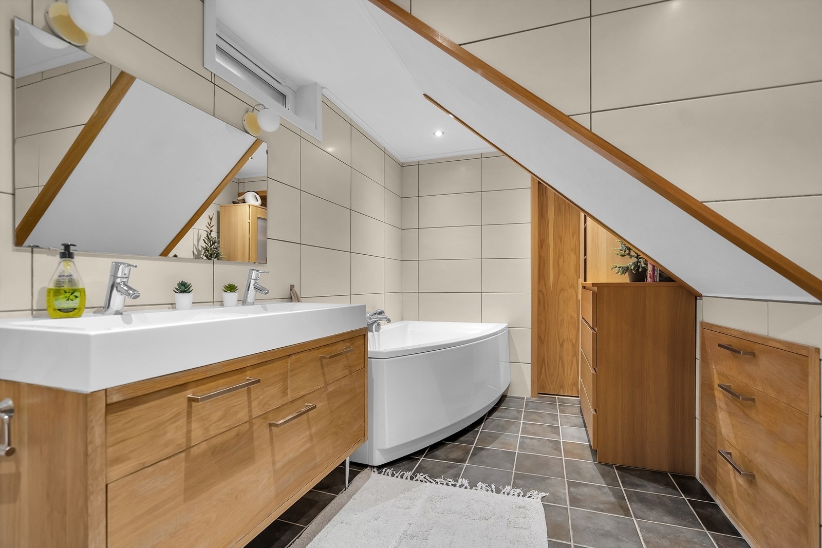 Svært helfliset bad med varmekabler i gulv og spotter i tak Galleribilde