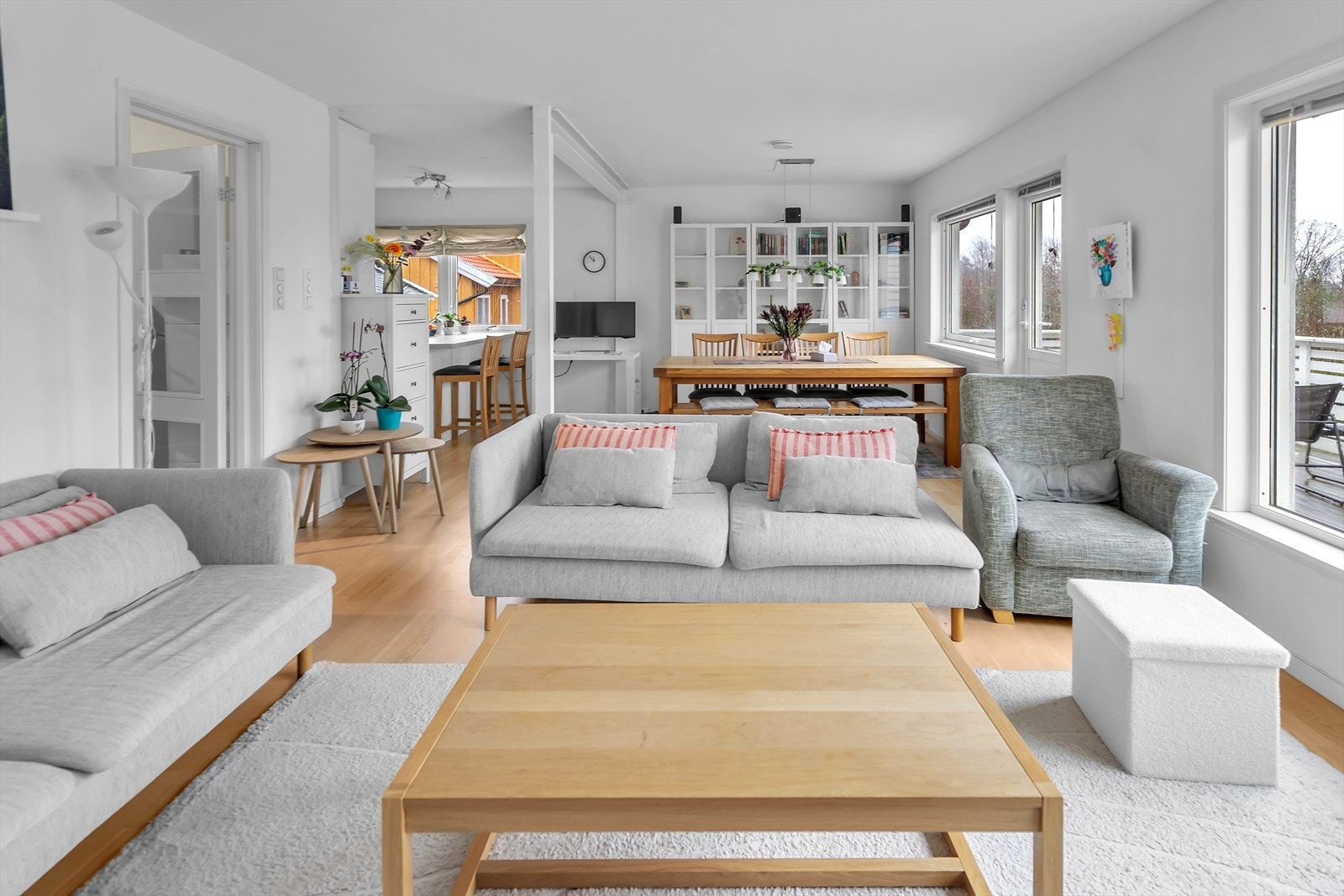 Rikelig med lysinnslipp fra flere store vindusflater - De fleste vinduer er datert 2007 Galleribilde