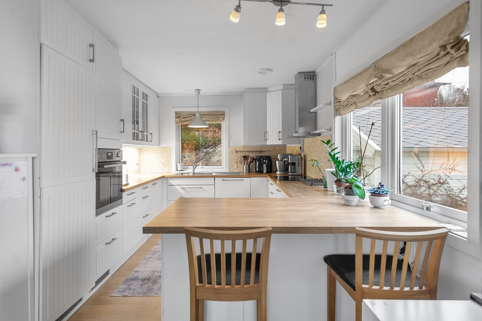 Stue/kjøkken - Innredning fra IEKA med god skap - og benkeplass Galleribilde