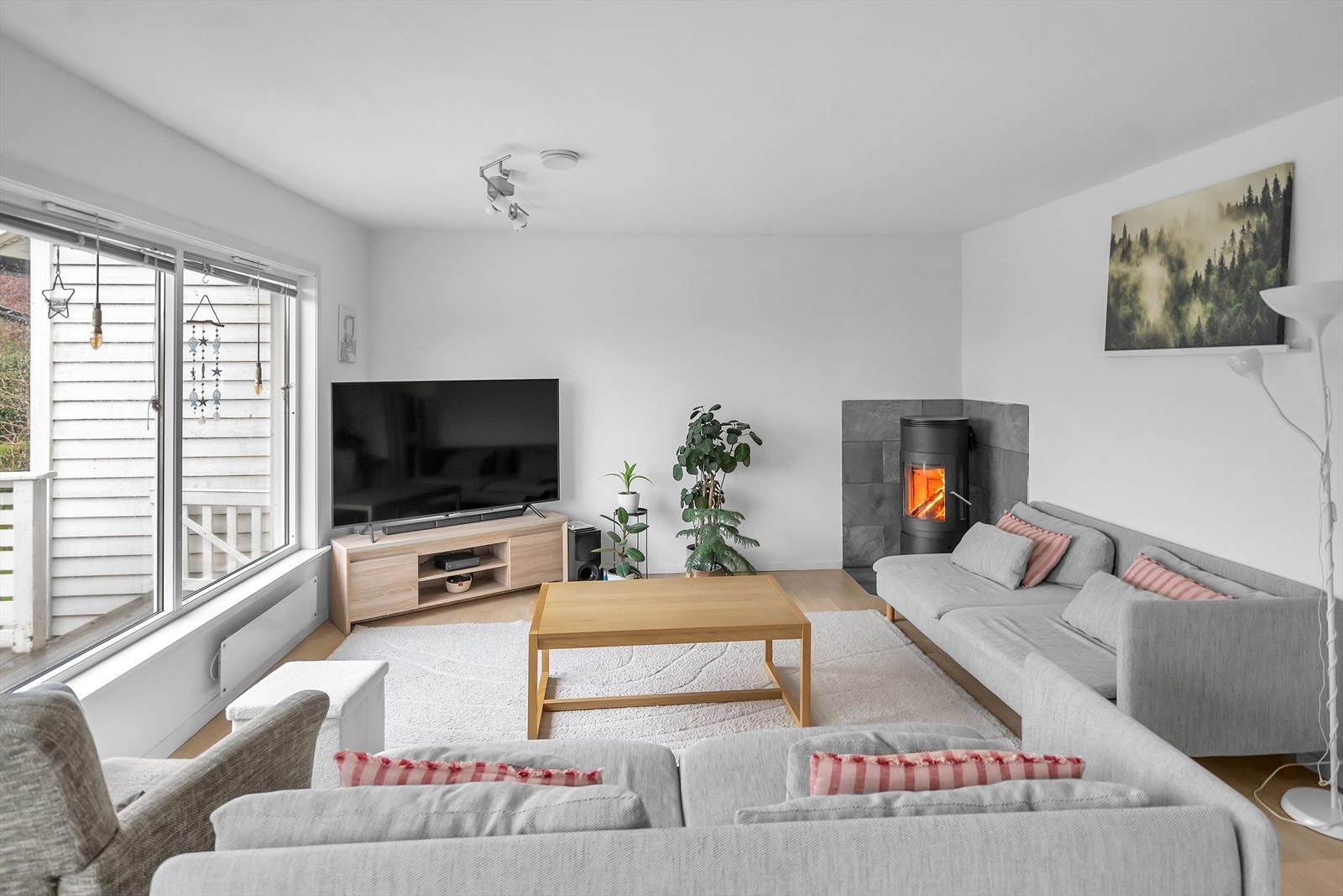 Romslig stue med åpen løsning til kjøkkenet Galleribilde