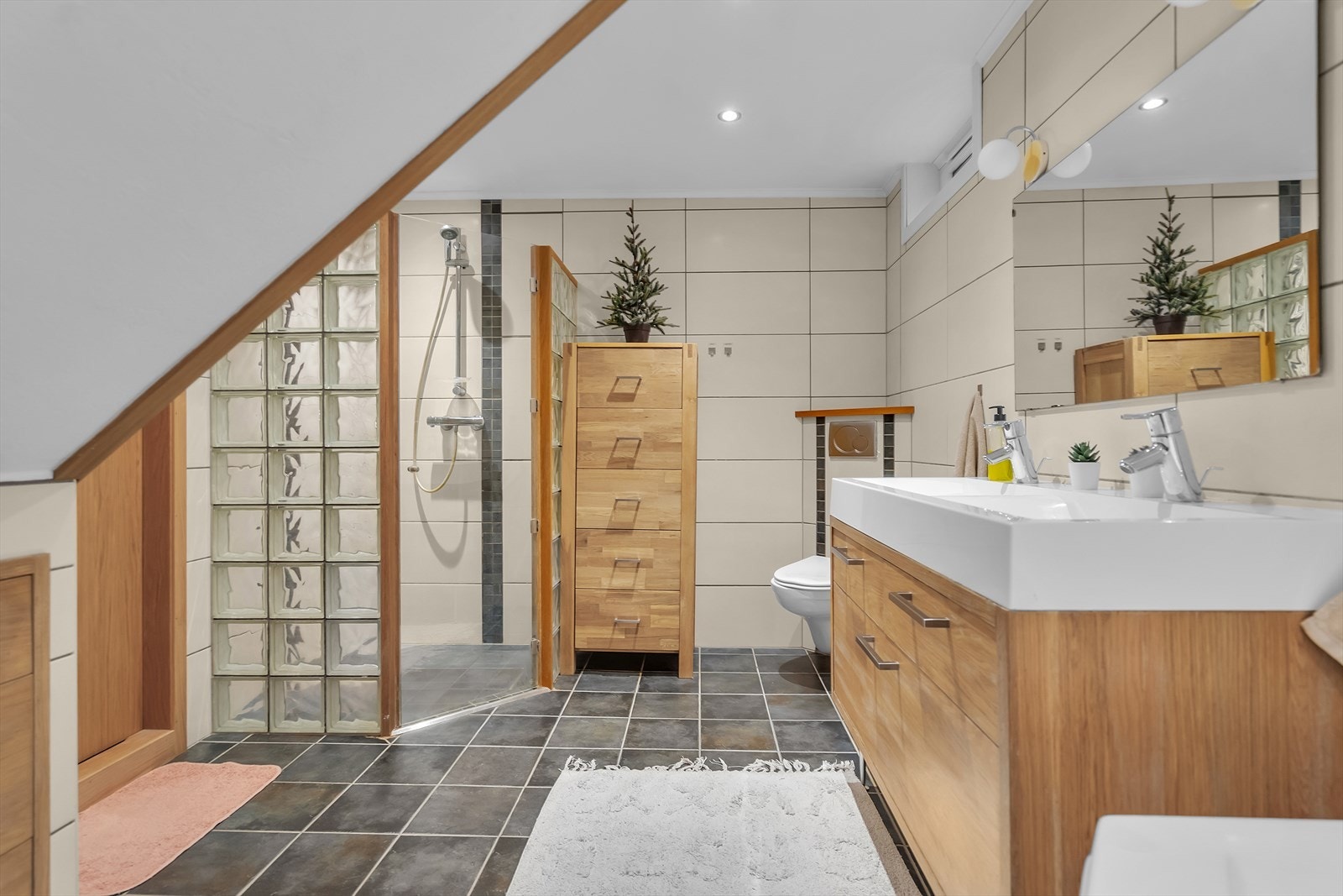 Dusjnisje, badekar, toalett og dobbel servant Galleribilde