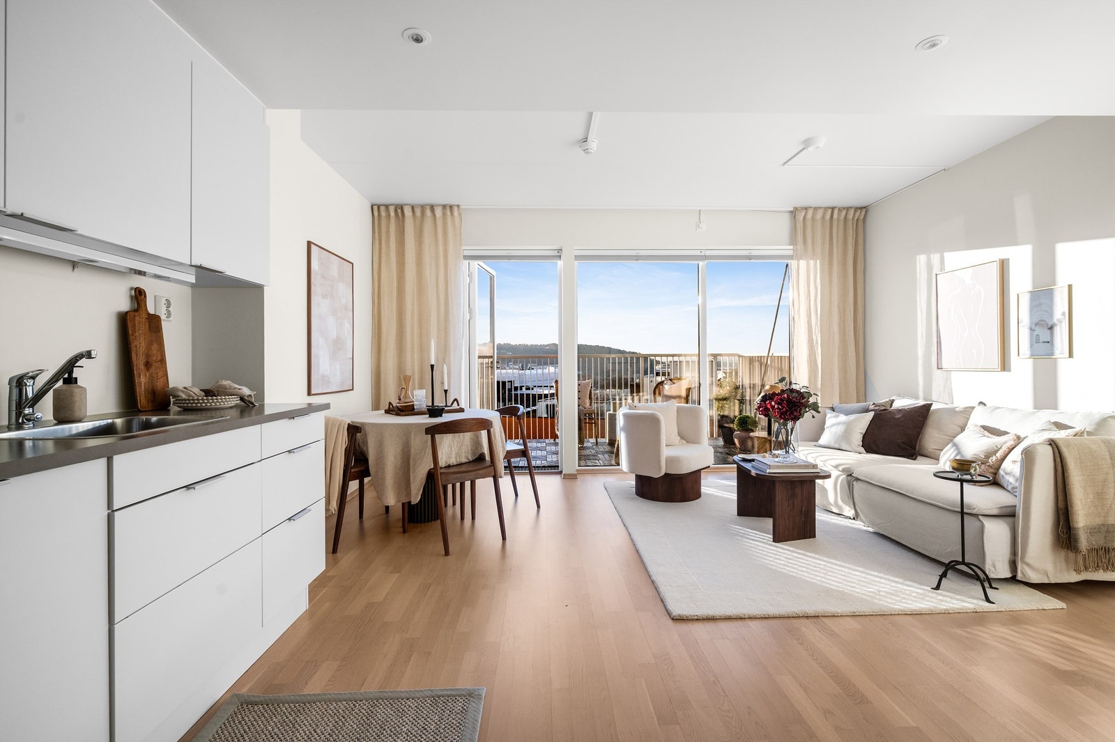 Det pene 3-stavs parkettgulvet gir rommet et elegant og helhetlig preg. Veggene er malt i en rolig og tidløs tone som forsterker den luftige og åpne atmosfæren. Galleribilde