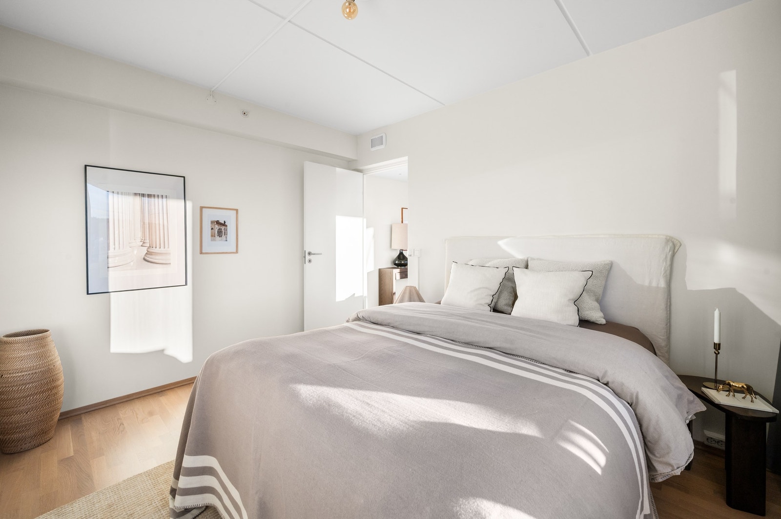 Her er det plass til å møblere med både dobbeltseng og tilhørende nattbord. Galleribilde