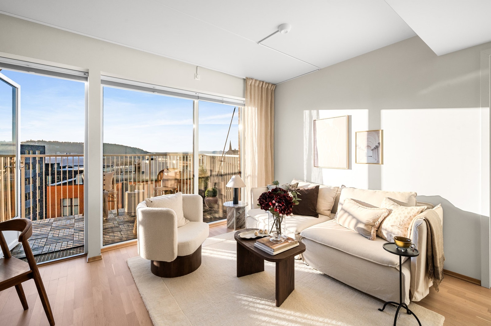 De store vindusflatene slipper inn rikelig med naturlig lys og gjør rommet ekstra lyst og behagelig. Fra stuen har du også direkte adgang til leilighetens flotte balkong. Galleribilde