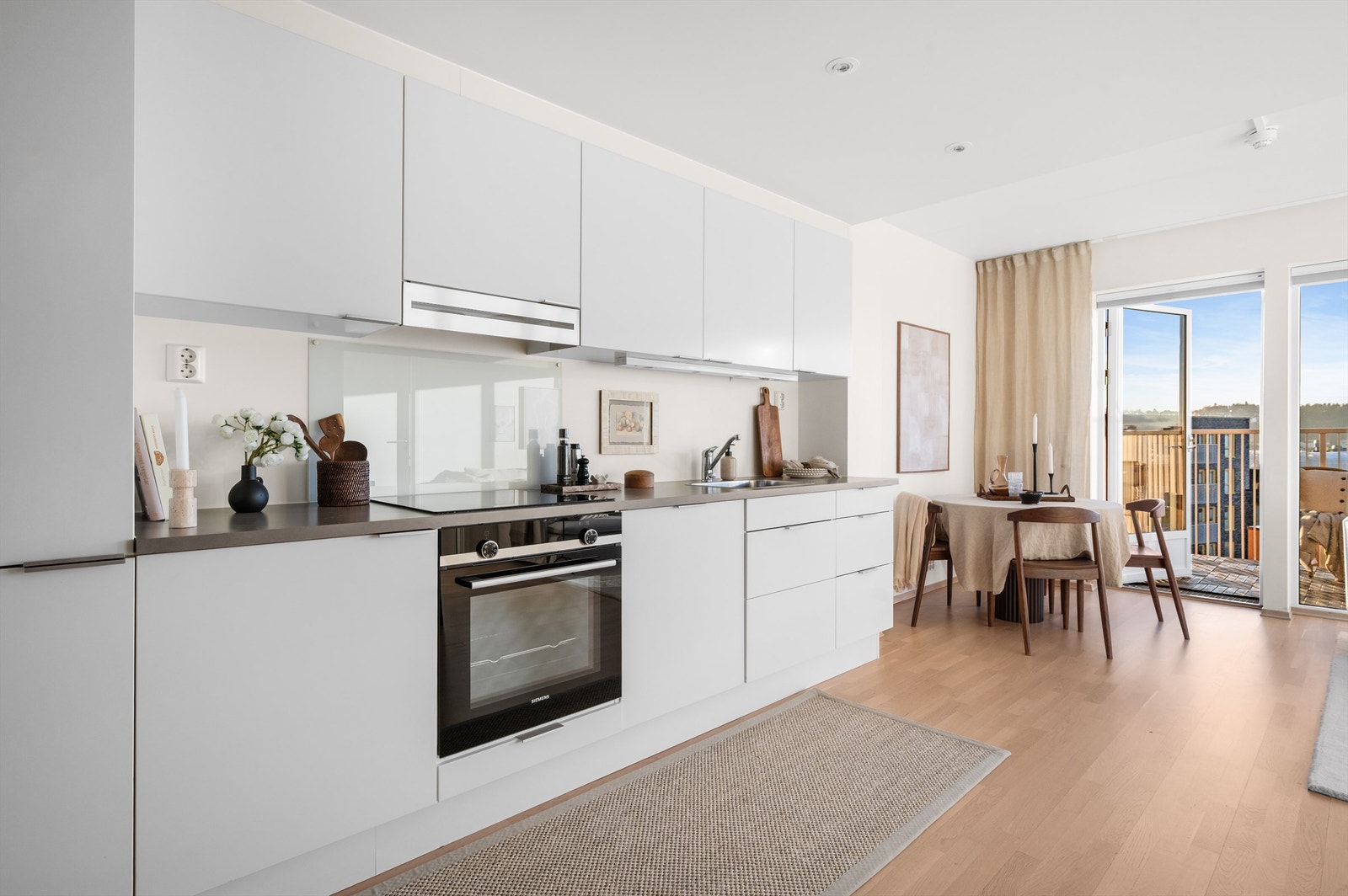 Innredningen fra Norema byr på kvalitet og funksjonalitet, komplettert med en solid laminert benkeplate. Galleribilde