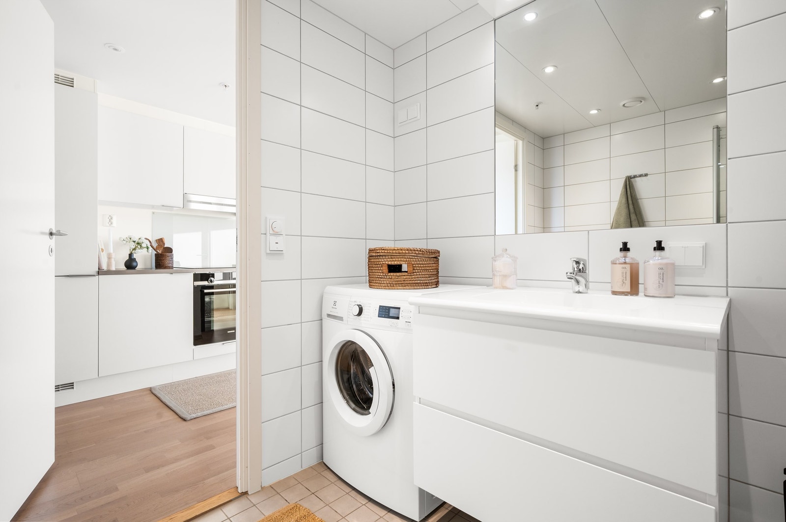 Baderomsinnredningen består av vegghengt servantskap med nedfelt servant. Videre har badet dusjhjørne med svingbare glassdører og vegghengt klosett. Galleribilde