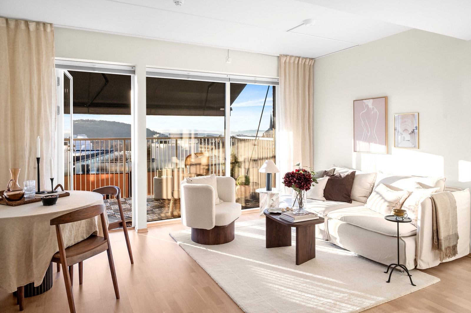 Stuen fremstår som et romslig og svært innbydende oppholdsrom, med god plass til både sofa, salongbord, TV-løsning og en hyggelig spisegruppe. Galleribilde