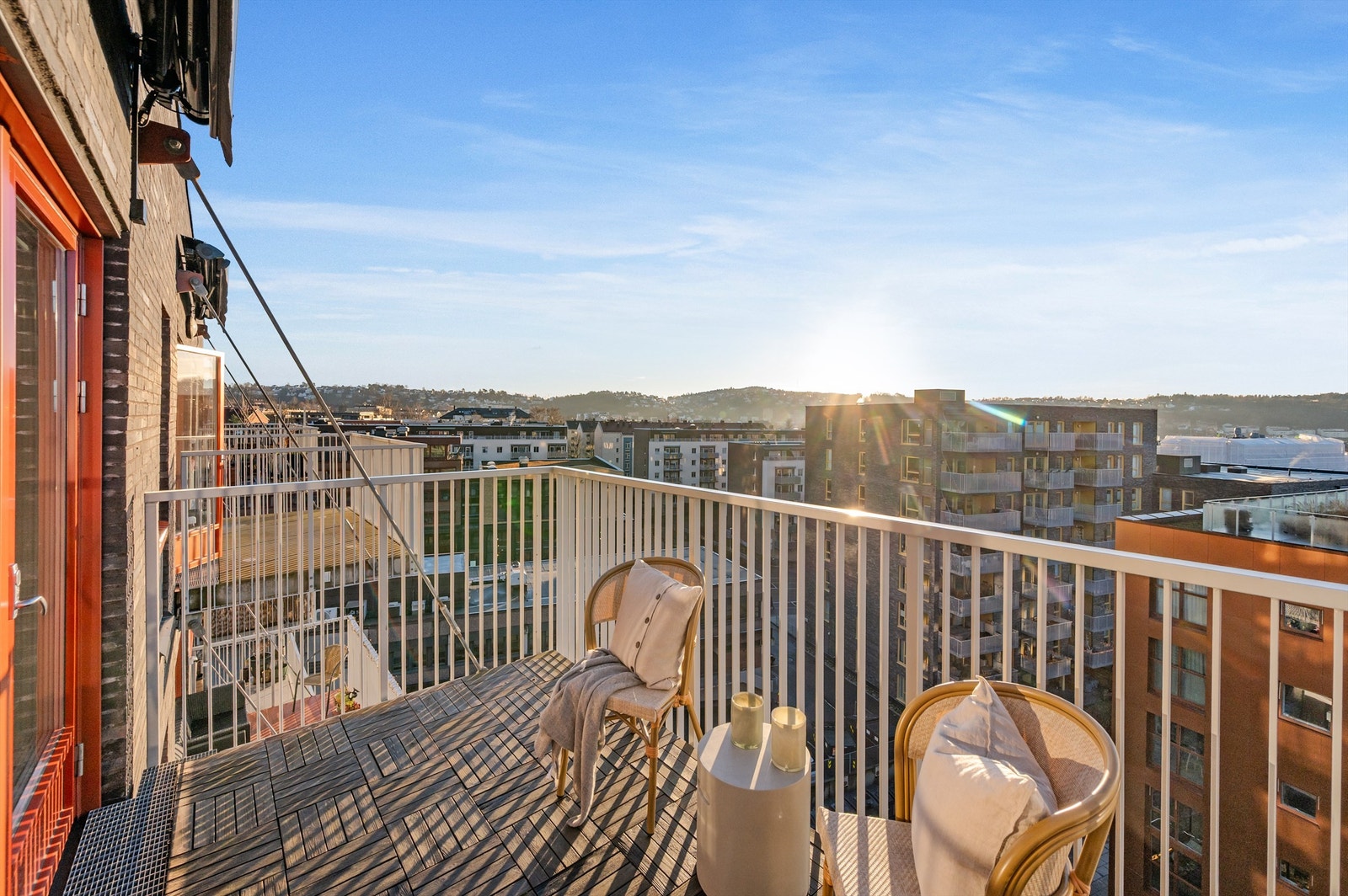 Balkongen er av god størrelse med spektakulær utsikt. Her kan man nyte årets varmere dager, med plass til å møblere med ønsket utemøblement. Galleribilde