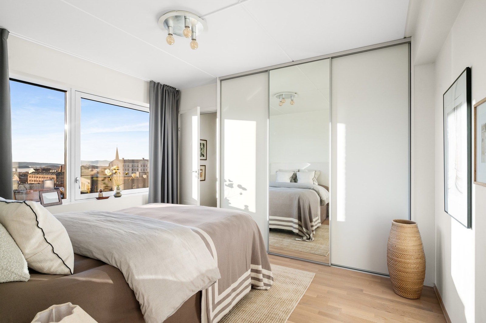 Det er også rikelig med oppbevaringsplass i tilhørende garderobeskap. Galleribilde