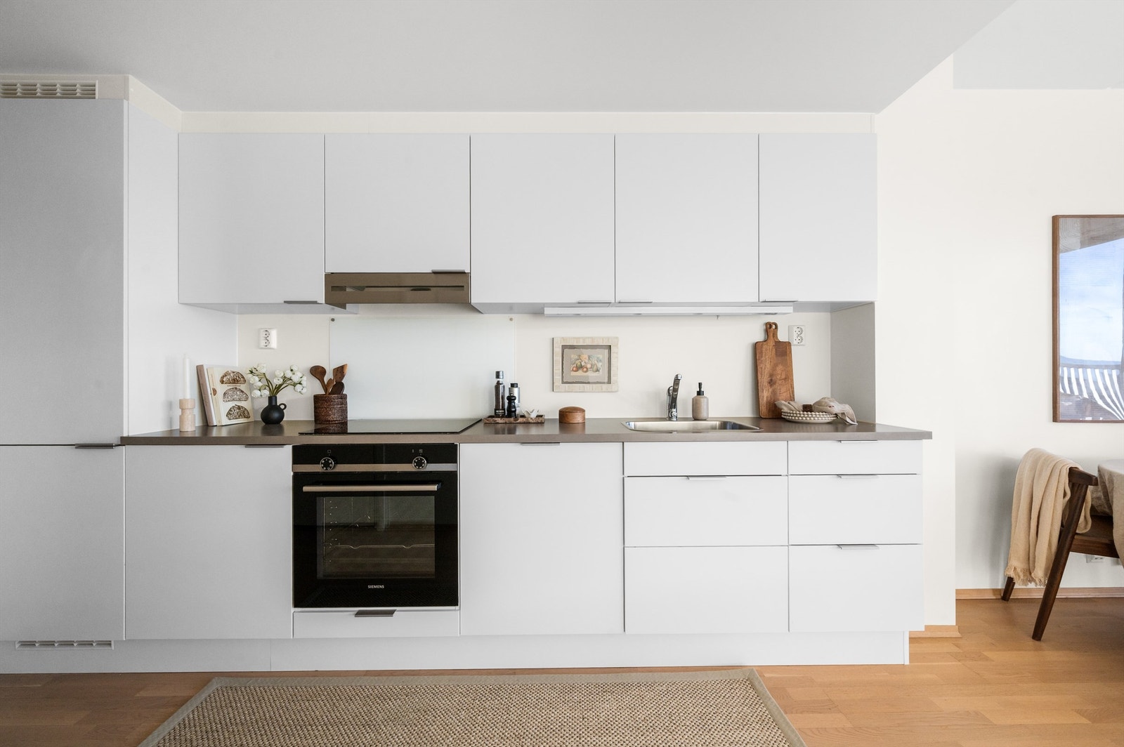 Over kokeplassen finner du et effektivt mekanisk avtrekk samt komfyrvakt for ekstra trygghet. Galleribilde