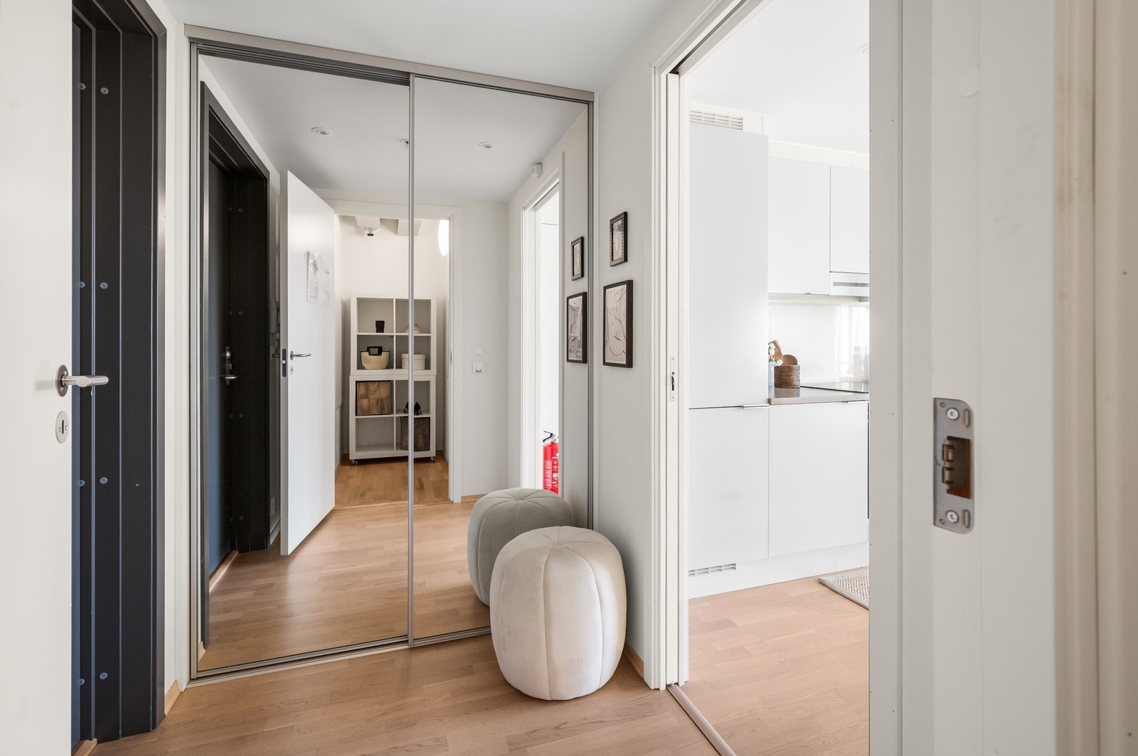 Velkommen inn! Entréen er lys og innbydende og gir et godt førsteinntrykk av leiligheten. Her er det rikelig med plass til å henge fra seg yttertøy og sette fra seg sko. Galleribilde