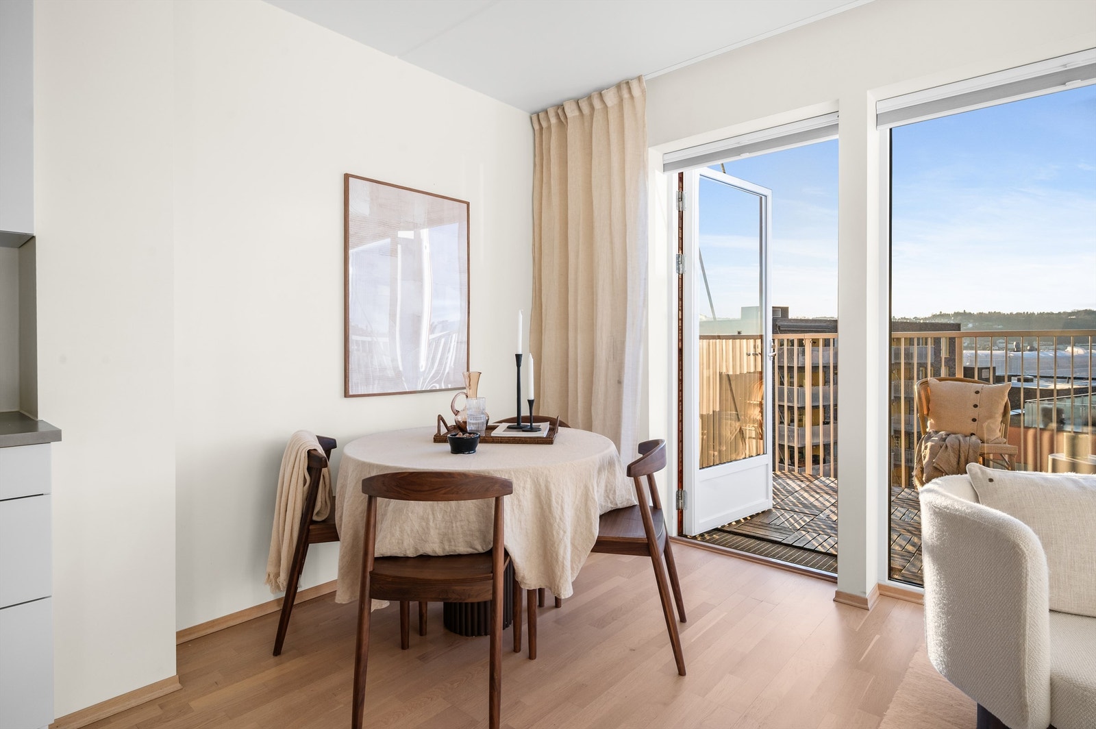 Her kan du nyte måltidene mens du tar inn den vakre utsikten over Oslo, som skaper en ekstra hyggelig og avslappende atmosfære. Galleribilde