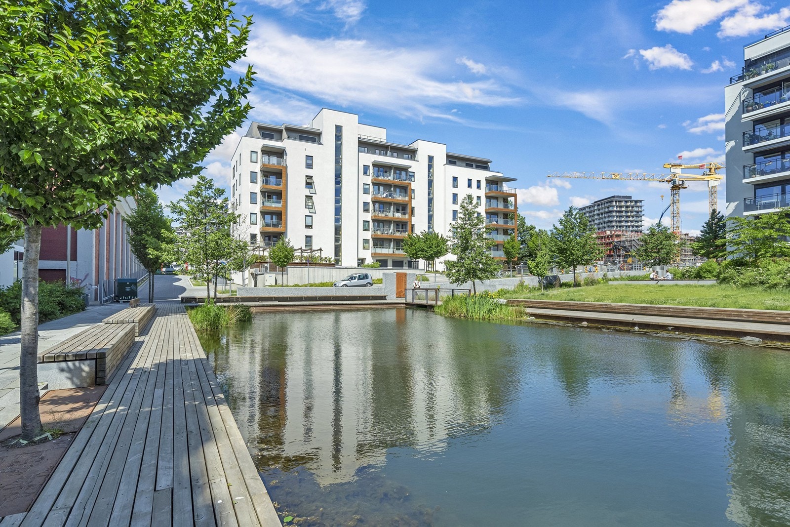 Rundt byggene på Ensjø er det lagt til rette for fine grøntarealer og vannspeil, som skaper hyggelige pusterom og et trivelig miljø å oppholde seg i. Galleribilde