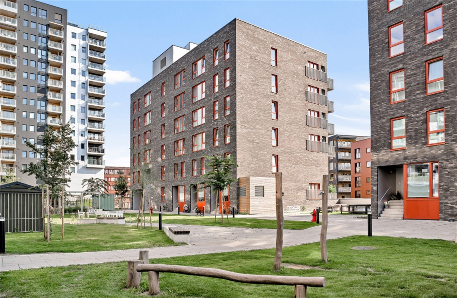 Boligen ligger på et trivelig tun, med hyggelig bakgård og umiddelbar nærhet til flere servicetilbud. Galleribilde