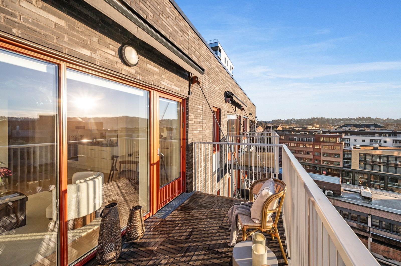 På sommerstid oppleves balkongen som en naturlig forlengelse av stuen, hvor du kan nyte en fantastisk utsikt over Oslo - et herlig sted for både avslapning og hyggelige stunder. Galleribilde