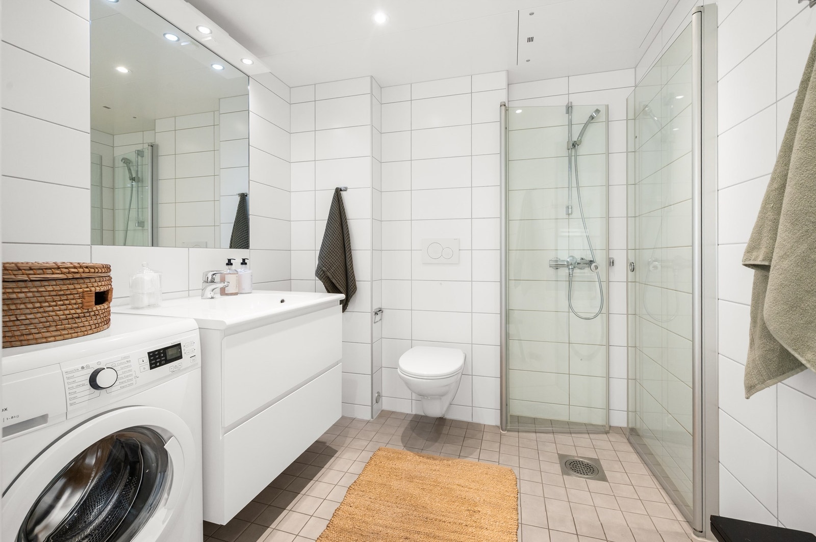 Badet er pent flislagt med vannbåren varme i gulvet som sørger for en behagelig start på dagen. Galleribilde