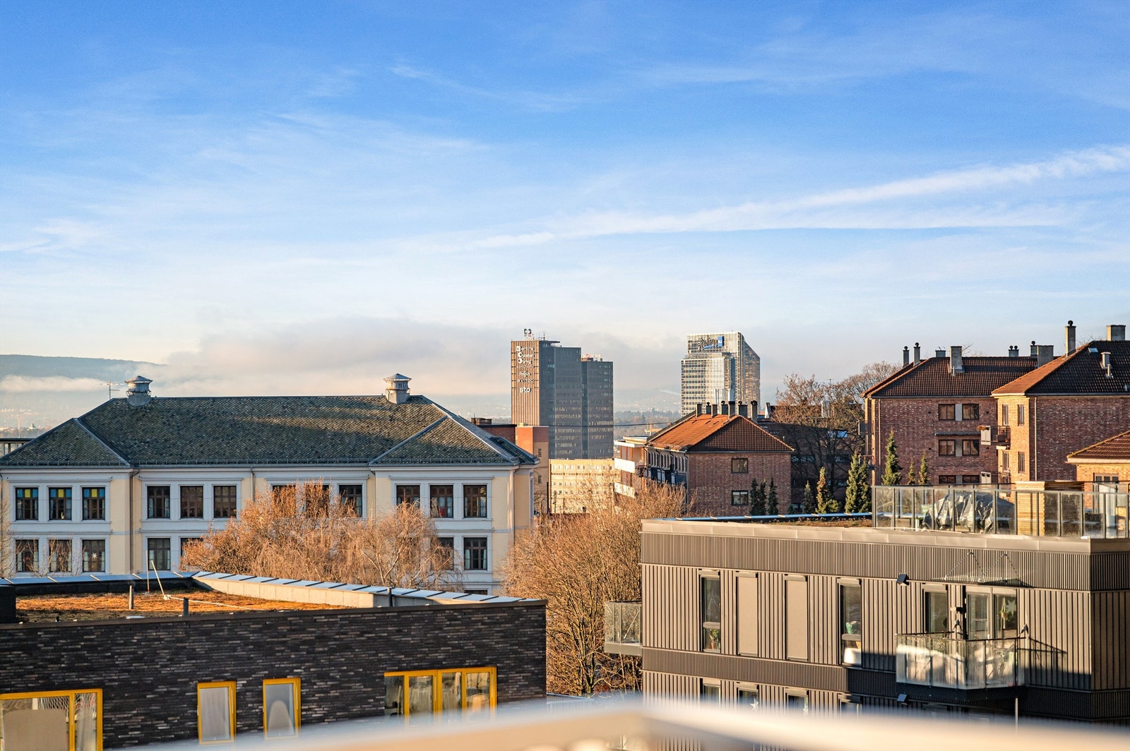 Boligen har tilgang til en stor, felles takterrasse som byr på samme flotte utsikt som leilighetens egen balkong, og gir et ekstra rom for avslapning og sosialt samvær. Galleribilde