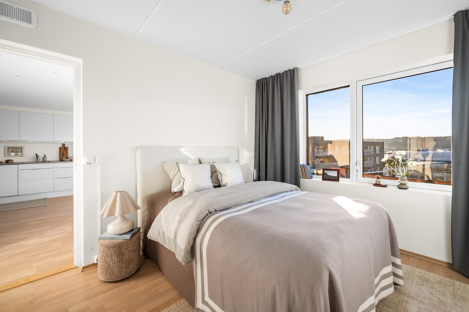 Soverommet er av god størrelse og er malt i en lys nyanse som passer soverommet perfekt. Galleribilde