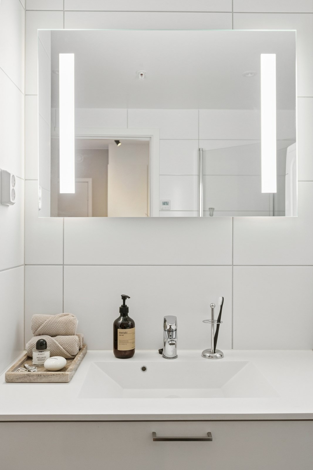 Delikat baderom med opplegg for vaskemaskin. Galleribilde