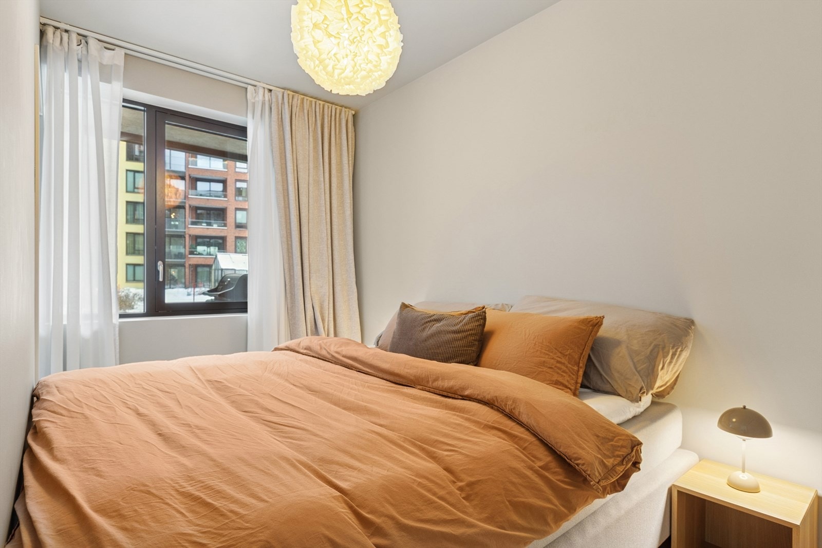 Lyst og luftig soverom som måler ca. 9,8 kvm. Galleribilde