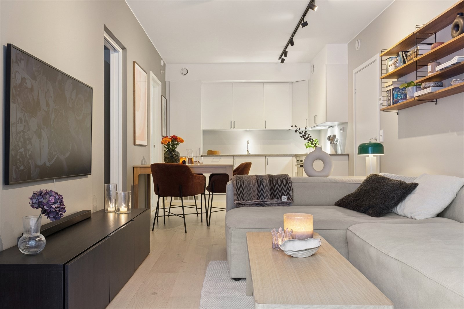 Stue/kjøkken måler til sammen 22 kvm. Galleribilde