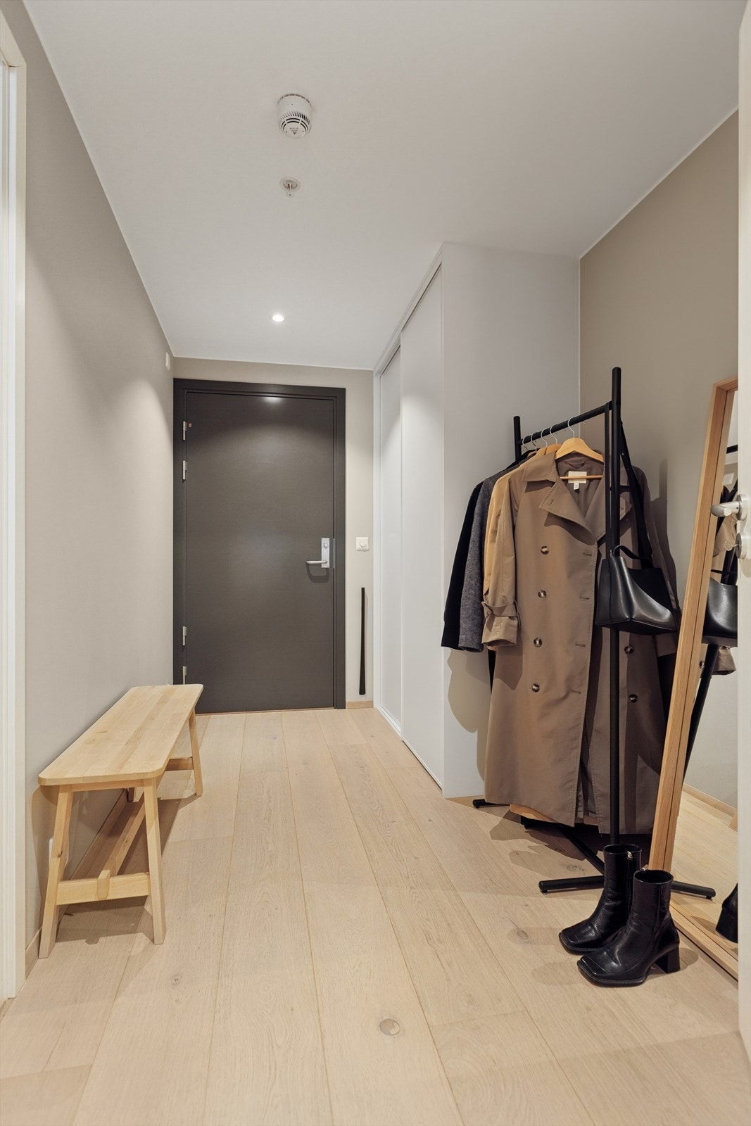 Innbydende entrè som måler 6,5 kvm med god plass til oppheng og oppbevaring, I tillegg til bod i kjeller. Galleribilde