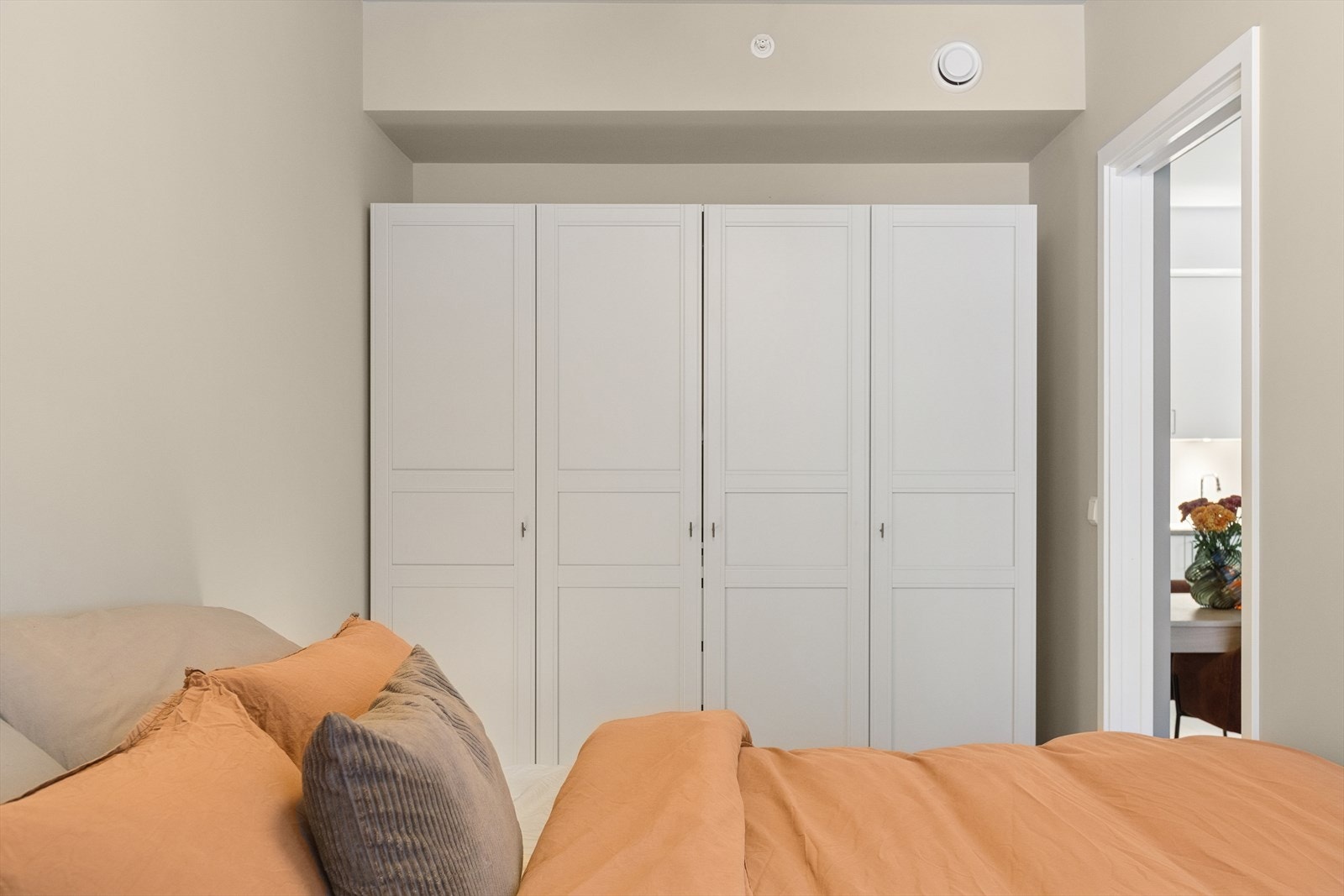 Soverommet har god plass til dobbeltseng, tilhørende nattbord og ønsket garderobeløsning. Galleribilde