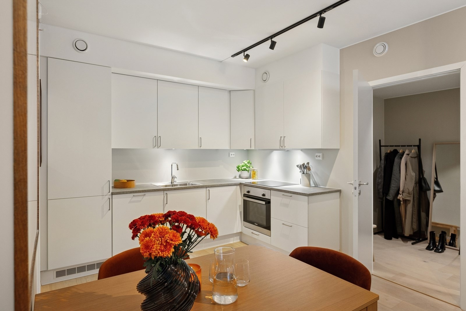 Her er det god benkplass og mye lagringsplass i overskap og skuffer. Galleribilde