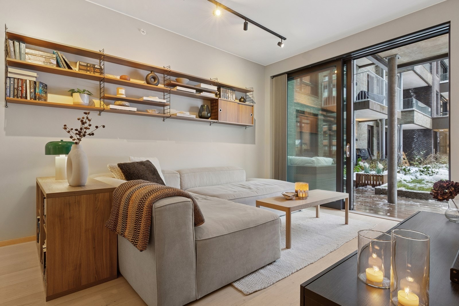 Leiligheten er lys og luftig stue med utgang til solrik terrasse. Galleribilde