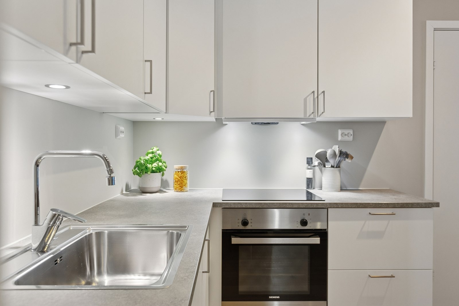 Kjøkkenet er innredet med folierte skrog med slette fronter og laminert benkeplate. TG0 vurdering av takstmann. Galleribilde