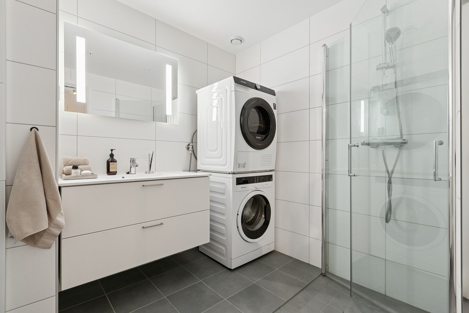 Lekkert flislagt baderom som måler 5,3 kvm. TG0 av takstmann. Galleribilde