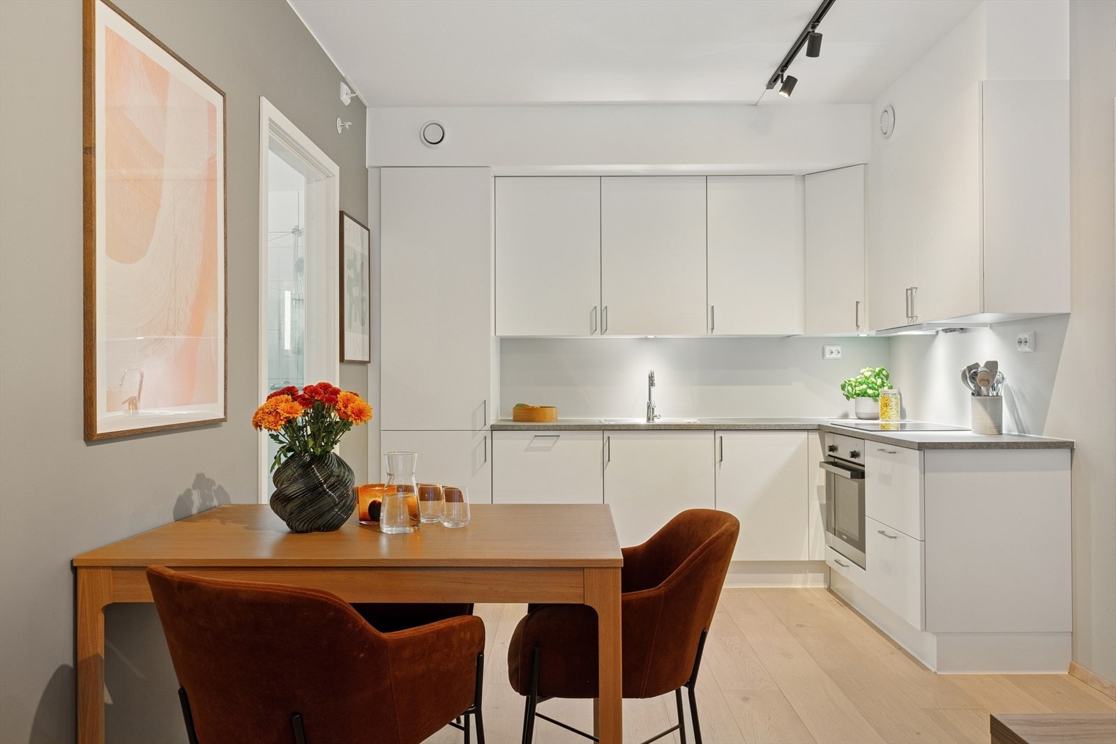 I stue/kjøkken er det plass til en koselig spiseplass hvor man kan nyte de daglige måltidene. Galleribilde