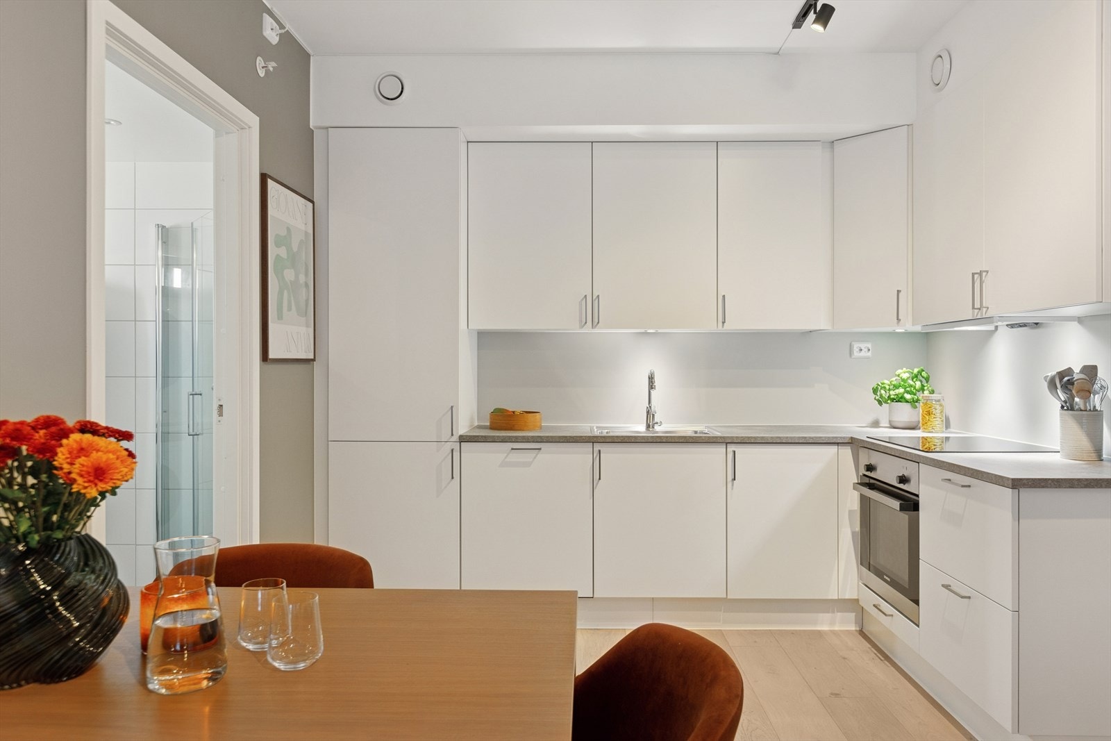 Kjøkkeninnredning fra JKE med Siemens hvitevarer. Galleribilde