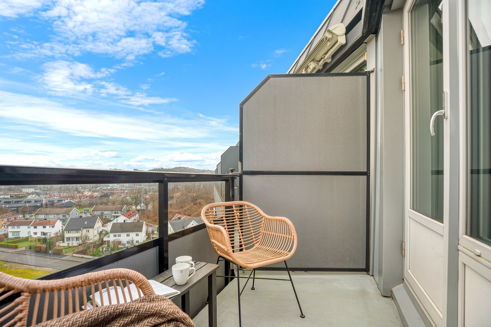 Koselig balkong med plass til å innrede med liten sittegruppe - her kan man nyte solfylte kvelder med lekker utsikt! Galleribilde