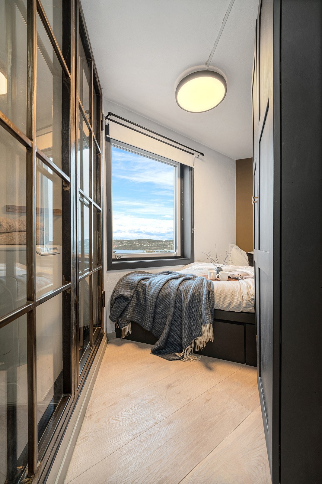 Soverommet er romslig og har en plassbygd seng, som utnytter plassen på en smart og praktisk måte! Galleribilde