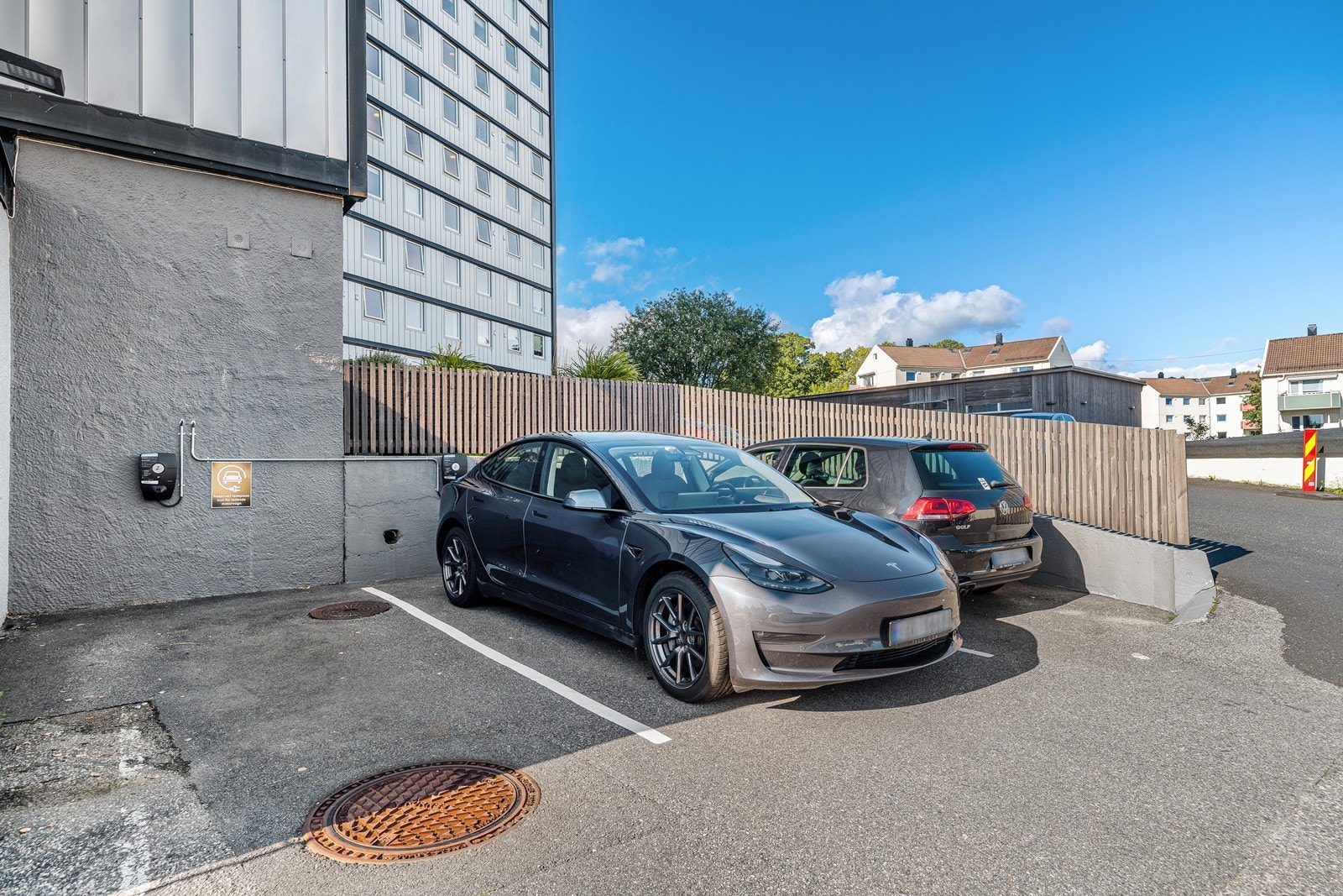 Felles parkering med el-bil lader Galleribilde