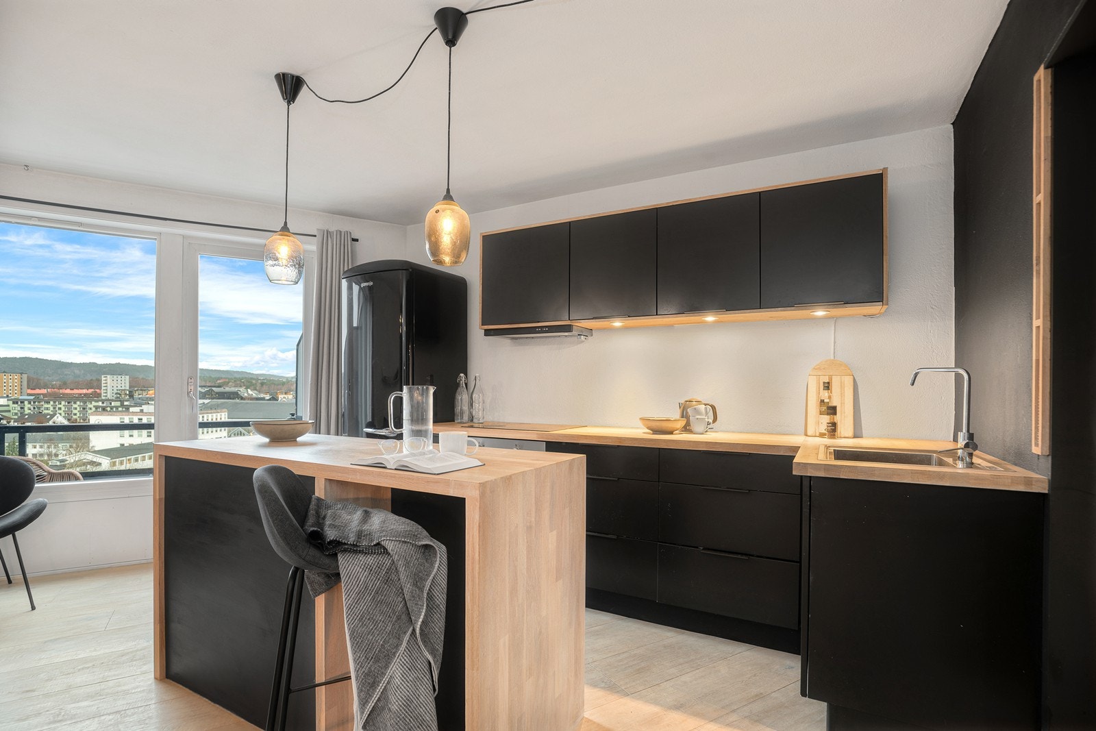 Leiligheten er pusset opp i 2017 og har et flott kjøkken fra Strai kjøkken Galleribilde