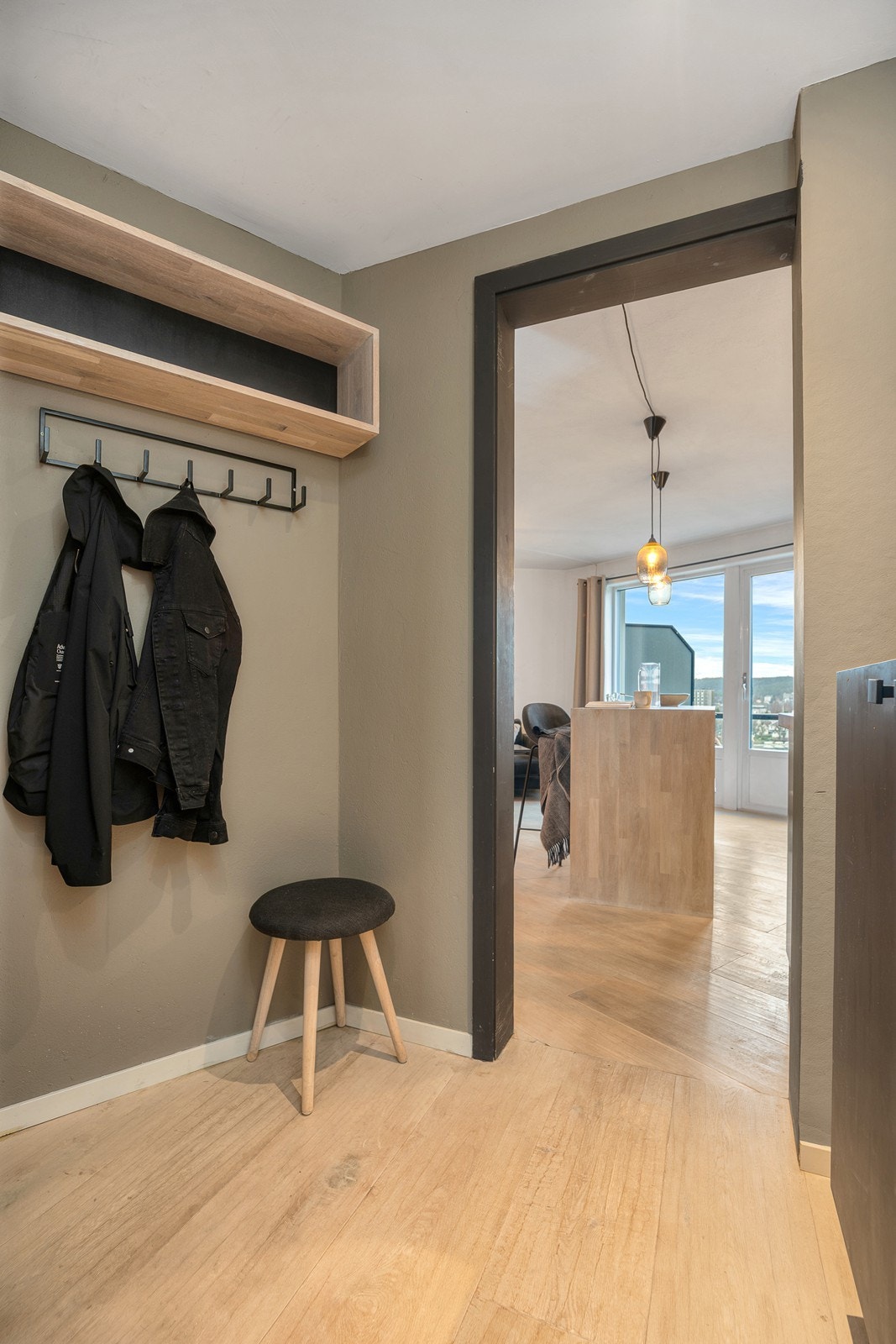 Romslig gang med god plass til oppheng av yttertøy og oppbevaring Galleribilde