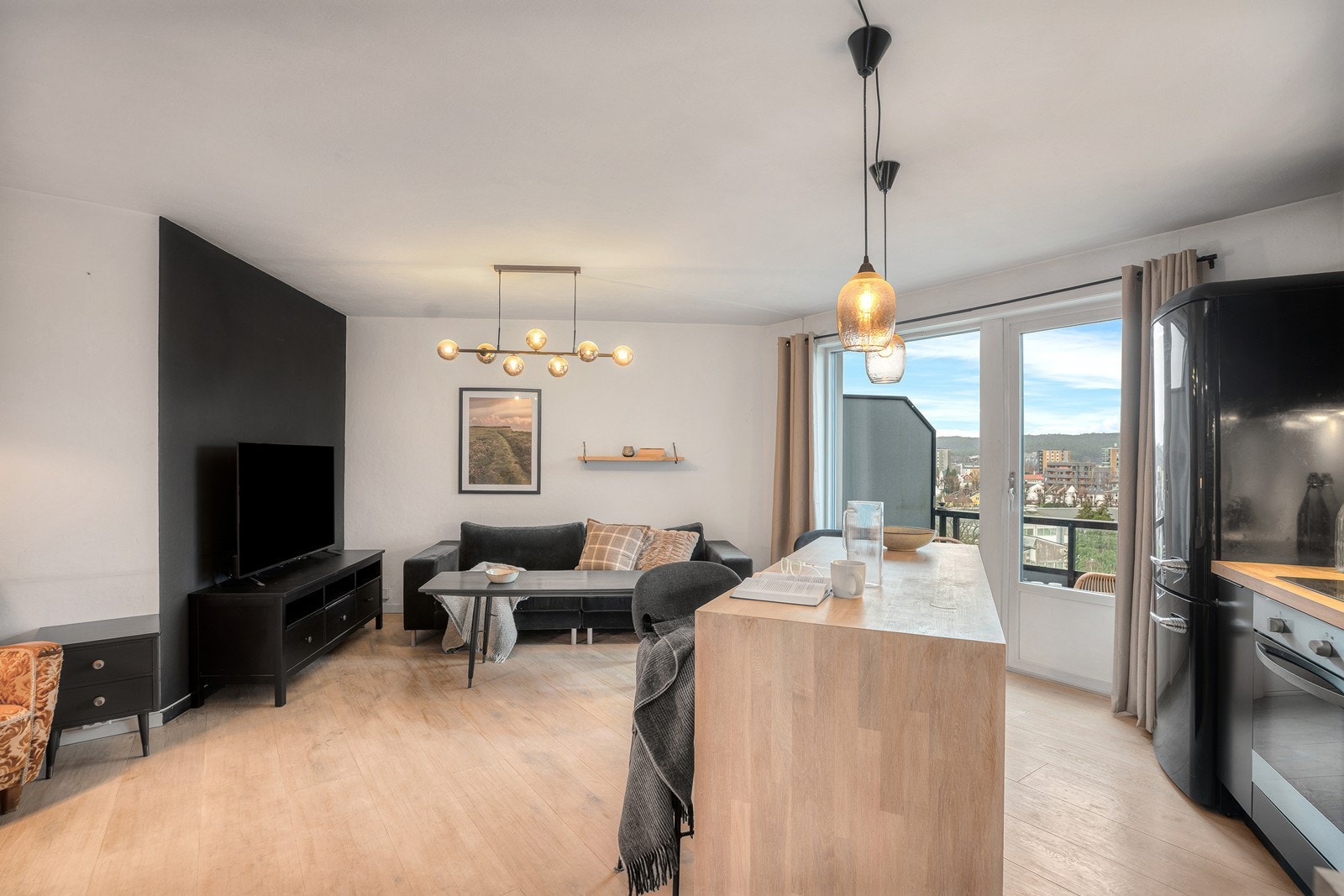 Åpen stue/kjøkkenløsning med god romfølelse, som kombinerer funksjonalitet og sosialt samvær på beste måte Galleribilde